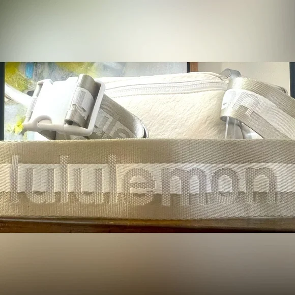 Lululemon Athletica Crossbody/Waste Bag - Picture 3 of 6